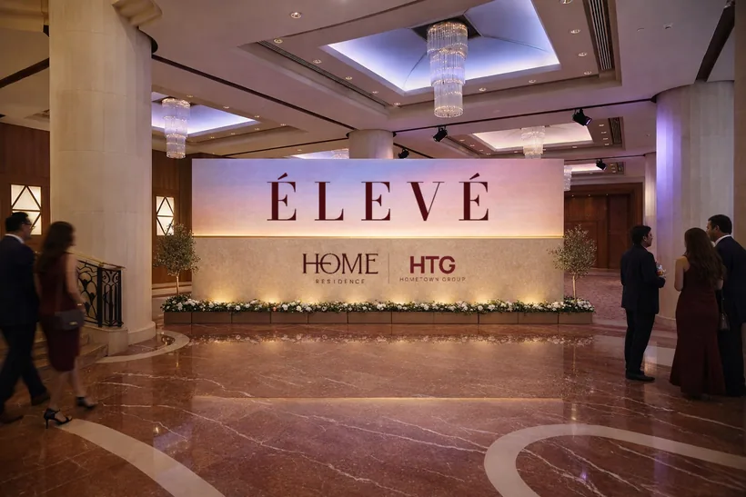 Media wall — A 9 m limestone wall cut by one brass horizon line
